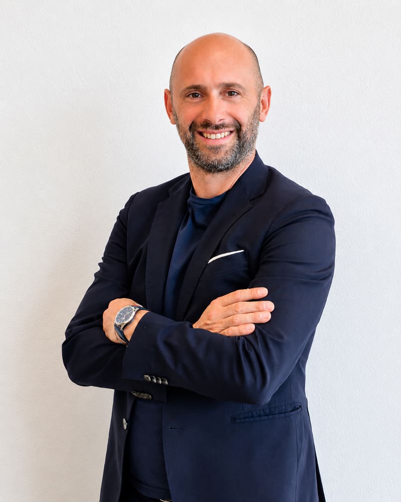 Giuseppe Botto, Analista Aziendale OSM, in giacca blu con le braccia conserte
