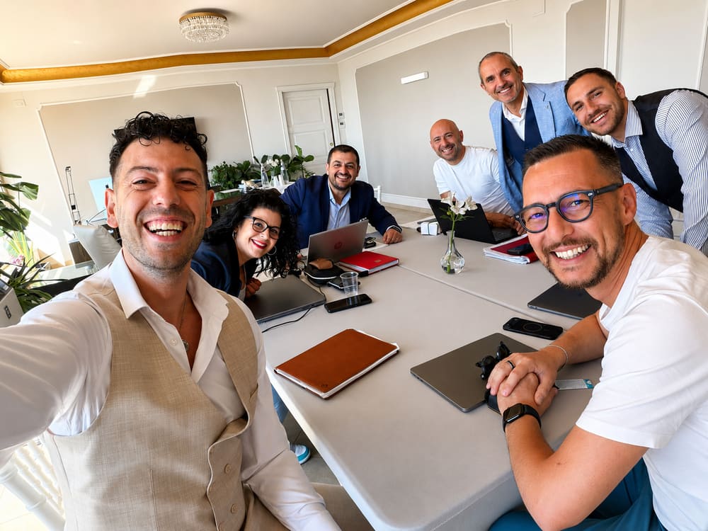 Giuseppe Botto al tavolo di lavoro con un gruppo di professionisti